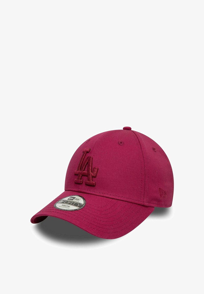 Cappellino da baseball color bordeaux realizzato in tessuto, con logo LA ricamato, visiera curva, design a sei pannelli e fori di ventilazione.