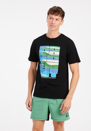 Czarny bawełniany T-shirt z kolorową geometryczną grafiką w odcieniach niebieskiego i zielonego. Połączony z miętowymi szortami z małym logo.
