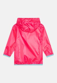 Rožinė lengva lietpaltis su kapišonu, elastingomis rankovėmis ir turkio akcentais ant hem ir rankovių atidarymų. Lygus, atspindintis paviršius.