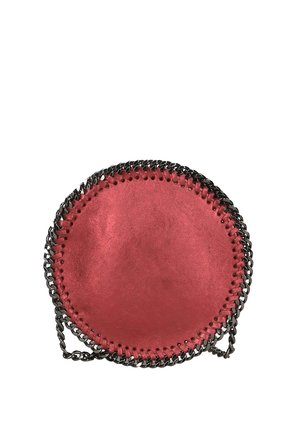 Ronde rode leren tas met een kettinghengsel en contrasterende zwarte stiksels langs de rand, met een gladde textuur en een minimalistisch ontwerp.