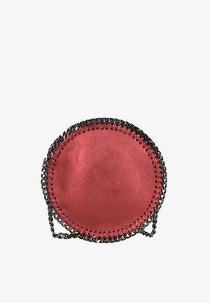Sac en cuir rouge rond avec une bandoulière en chaîne et des coutures noires contrastées autour du bord, présentant une texture lisse et un design minimaliste.