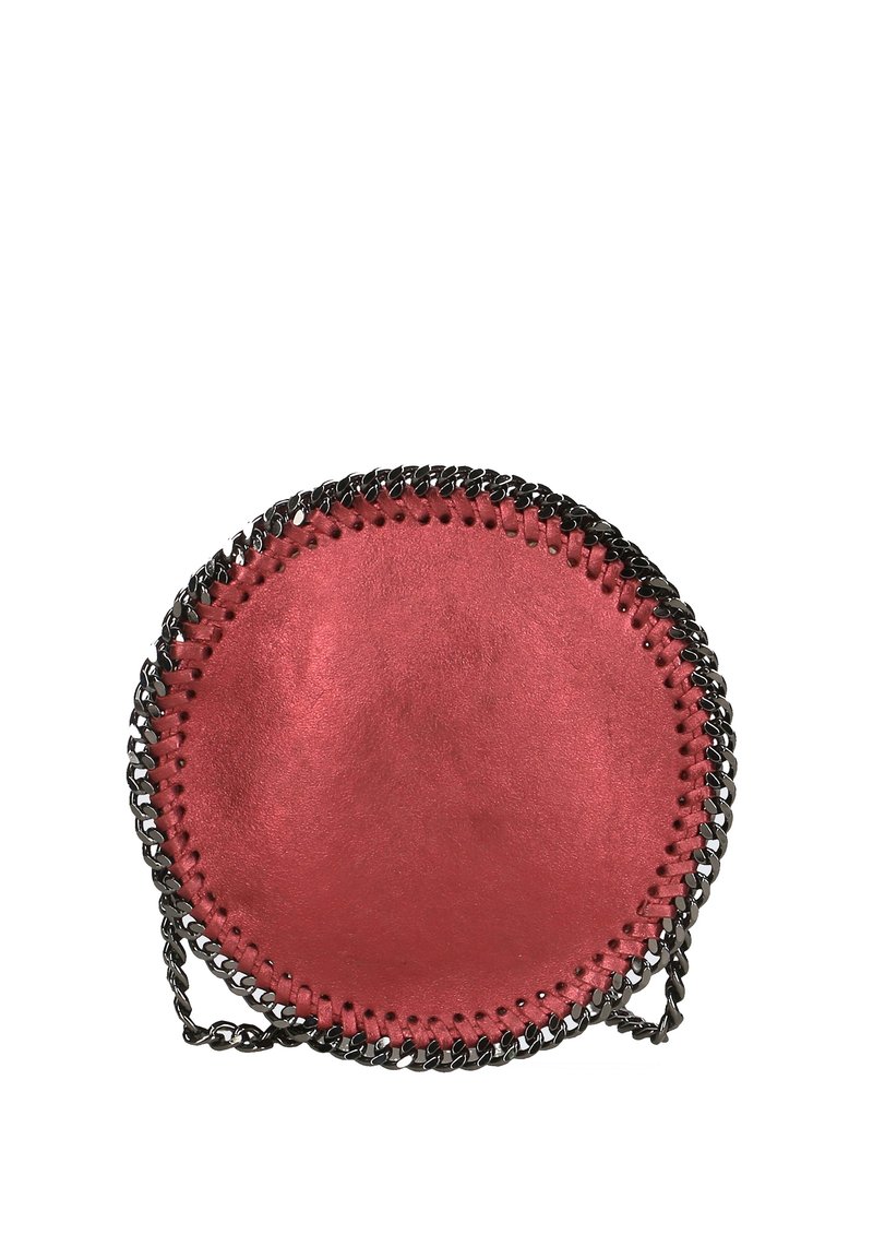 Borsa rotonda in pelle rossa con tracolla a catena e cuciture nere a contrasto lungo il bordo, caratterizzata da una superficie liscia e un design minimalista.