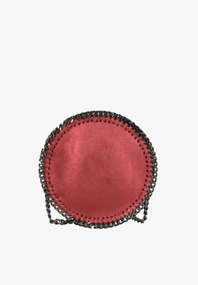 Borsa rotonda in pelle rossa con tracolla a catena e cuciture nere a contrasto lungo il bordo, caratterizzata da una superficie liscia e un design minimalista.