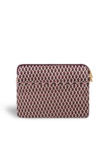 Pouzdro na laptop s geometrickým vzorem v červené, černé a béžové barvě, s zipem na vrchu a přední kapsou, umístěné na bílém pozadí.