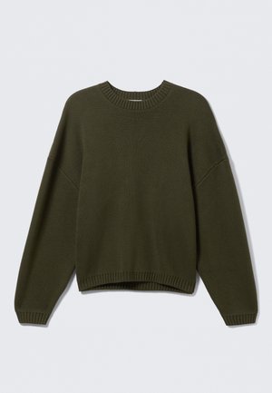 Olivengrøn strikket sweater med rund halsudskæring, faldende skuldre og ribbet kant. Blød tekstur og afslappet pasform.