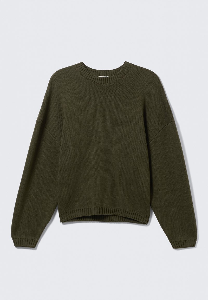 Pull en maille vert olive avec un col rond, épaules tombantes et ourlet côtelé. Texture douce et coupe décontractée.