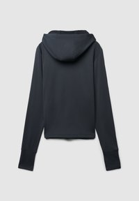 Felpa con cappuccio grigia scura a maniche lunghe, con un ampio cappuccio e orlo dritto, vista da dietro su uno sfondo semplice.