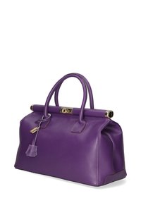 Borsa a tracolla in pelle viola con forma strutturata, accenti in metallo dorato, duplice manico superiore e etichetta rimovibile. Texture liscia, design classico.