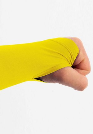 Manicotto di compressione giallo con una texture liscia, vestibilità aderente e un'apertura per il pollice, che mostra una tessitura fitta e un colore vivace.