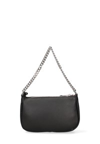Borsa a tracolla in pelle nera con superficie texture. Presenta una tracolla in catena argento e chiusura con cerniera. Forma rettangolare elegante.