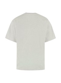 Tricou scurt cu mânecă scurtă de culoare gri deschis, cu un guler rotund. Țesătură moale, simplă, cu o croială puțin lejeră și fără aplicații.