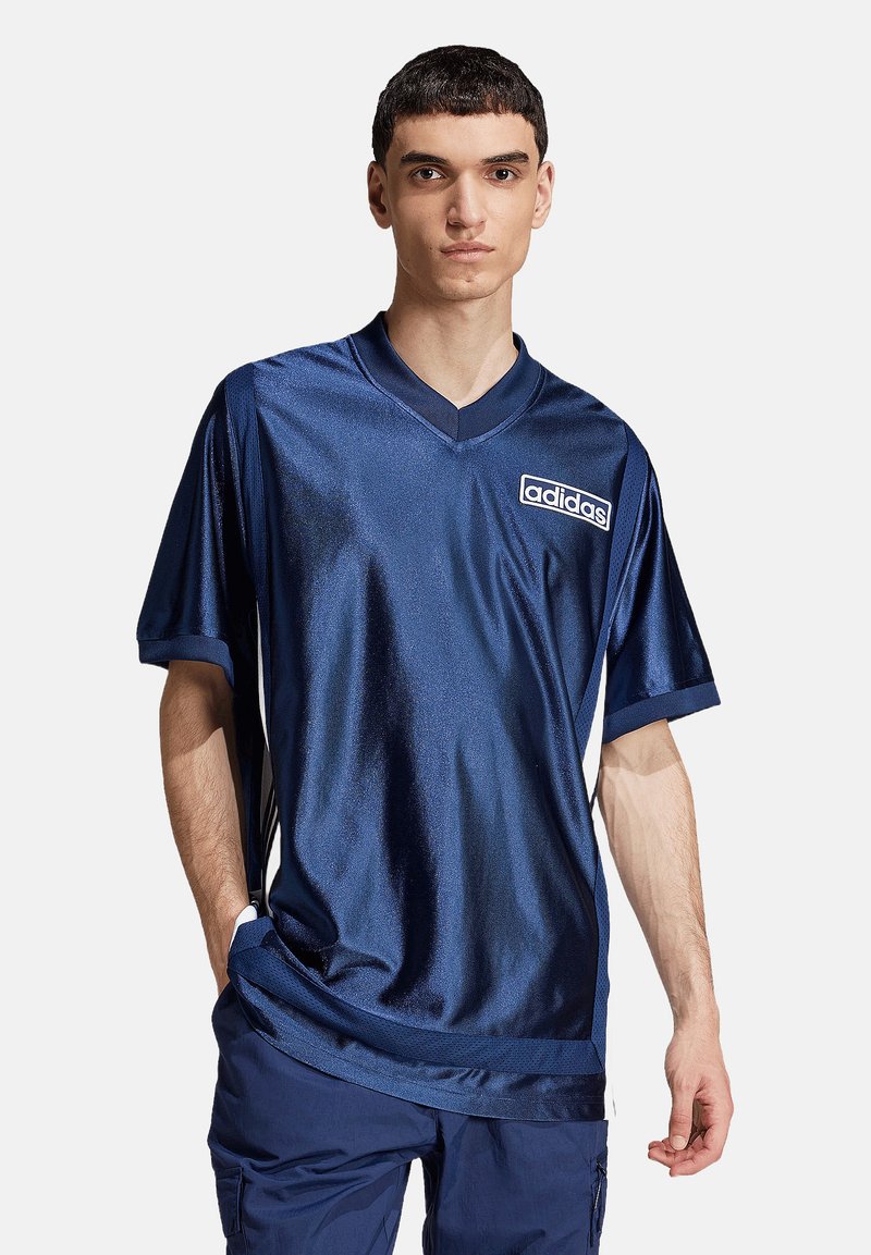 Marinblå sporttröja tillverkad av blanka material med v-ringning, korta ärmar och en Adidas-logotyp på vänster bröst.