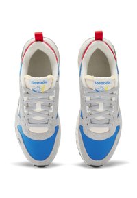 Un par de zapatillas Reebok en azul, gris y crema con tiradores rojos, cordones grises y lengüeta con marca, mostradas desde una vista cenital.