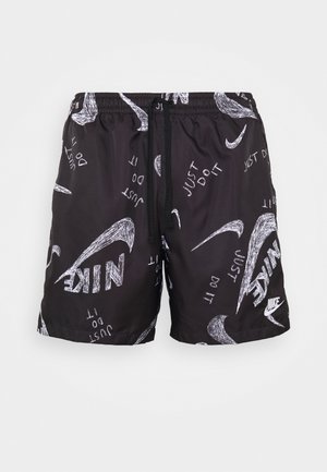 Czarne spodenki kąpielowe z powtarzającym się białym logo Nike oraz napisem „Just Do It” w różnych orientacjach. Lekka tkanina, elastyczny pas.