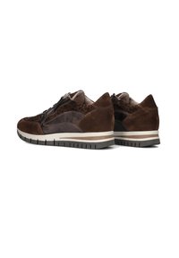 Braune Wildleder-Sneaker mit Lederakzente, ausgestattet mit einem strukturierten Design, seitlichen Reißverschlüssen und einer Gummisohle mit Rillen für besseren Halt.