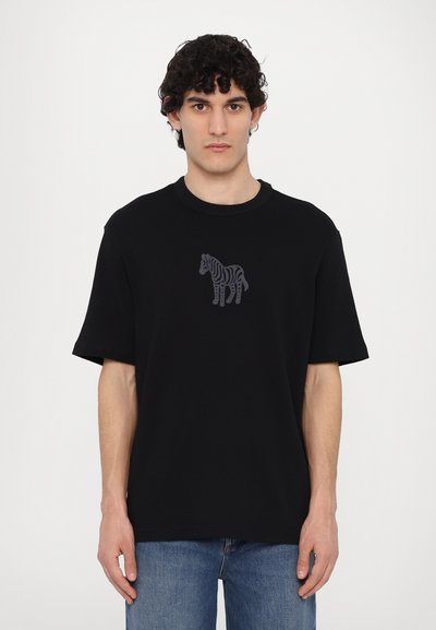 Sort kortærmet t-shirt lavet af bomuld, med et gråt zebra-tryk på brystet, rund halsudskæring og afslappet pasform.