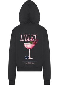 Čierna mikina s kapucňou so grafickým dizajnom ružového koktailového pohára s bobuľami. Text obsahuje "LILLET" a "Užívanie si malých vecí."