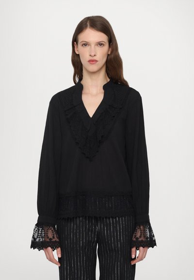 Blouse noire avec un détail en dentelle froncée au niveau du col et des poignets. Manches longues, tissu léger et accents en dentelle superposée à l'ourlet.