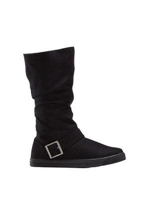 Stivale alla caviglia in suede nero con un design morbido, suola piatta e un singolo dettaglio a fibbia sulla cinghia. Texture liscia e forma minimalista.