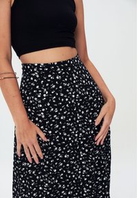Herita PRINTED LONG SLIT - Gonna a campana - black
