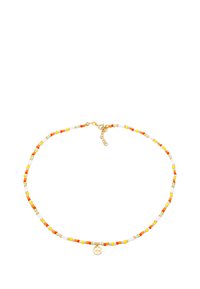 Collier coloré en perles comportant des perles orange, jaune et verte, avec un pendentif en forme de symbole de paix doré et un fermoir doré pour la fermeture.
