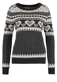 Neulepusero tummanharmaana, jossa valkoisia ja kermaisia Fair Isle -kuvioita, sydämiä ja geometrisia muotoja. Pyöreä pääntie ja resorit hihansuissa.