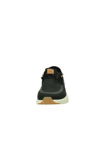 Scarpa sportiva nera con tomaia in tessuto testurizzato, punta rotonda, suola intermedia bianca e suola in gomma. Presenta una toppa con logo marrone sulla linguetta.