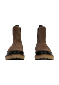 Stivali alla caviglia in suede marrone con rifiniture in pelle nera e suola in gomma testurizzata, dotati di un gancio per il tiro e di una base piatta con un motivo a rilievo.