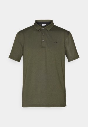 Polo de color verde oliva hecho de una tela suave, con un collar clásico, mangas cortas y una tapeta de tres botones con un pequeño logo en el pecho.