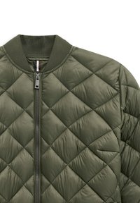 Gepolsterte Bomberjacke in Olivgrün, mit einem gerippten Kragen und einem Reißverschluss, ausgestattet mit einem Rautenmuster und einer glatten, glänzenden Textur.