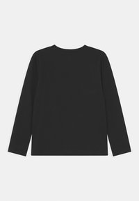 Svart långärmad T-shirt i bomull. Har en rund halsringning och rak fåll. Enkelt mönster utan dekorationer eller utsmyckningar.