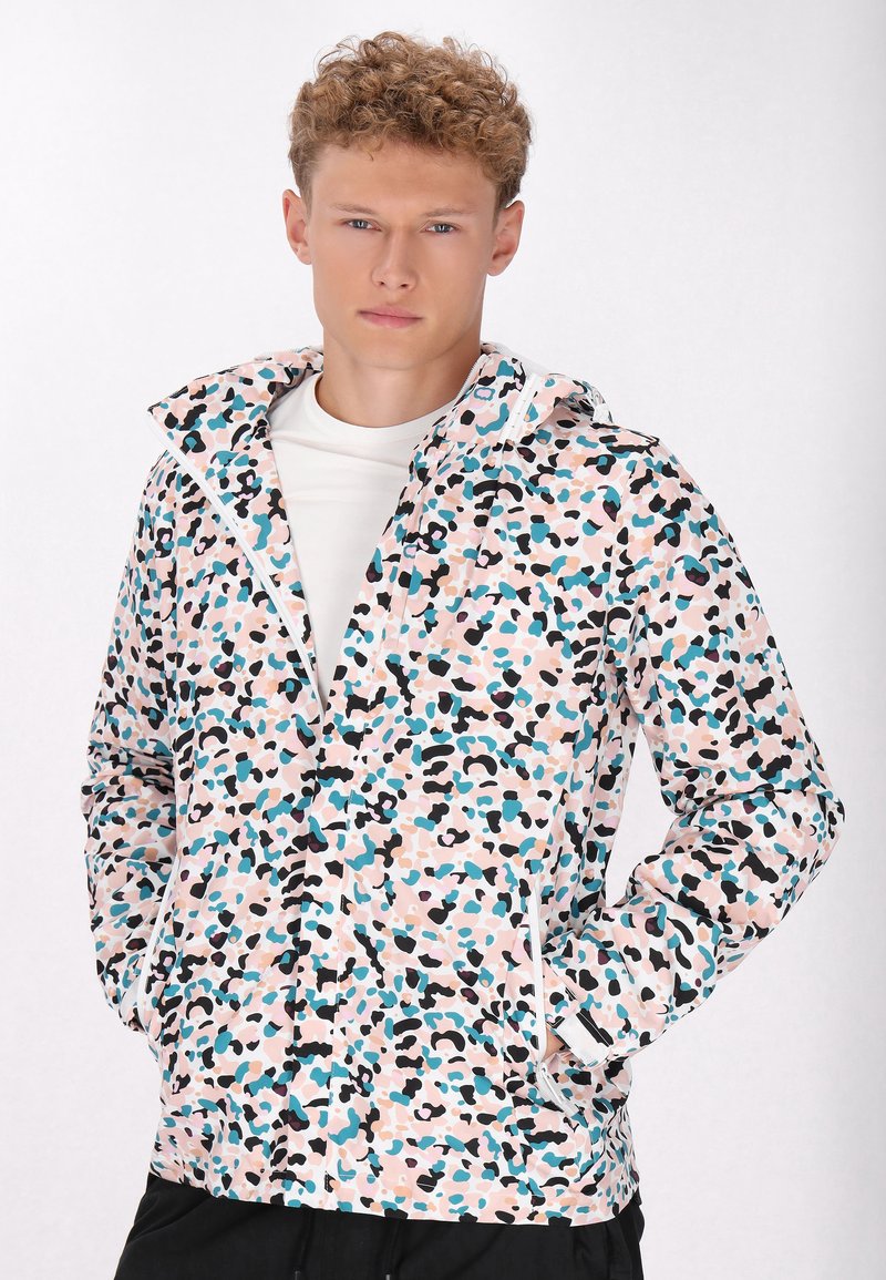 Jachetă ușoară cu fermoar închis în roz, cu un model abstract multicolor. Are glugă, buzunare laterale și o textură netedă, rezistentă la apă.