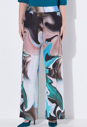 Leveälahkeiset housut, joissa abstrakti marmorikuvio turkoosissa, ruskeassa, mustassa ja valkoisessa. Yhdistetty turkooseihin korkokenkiin ja turkoosiin toppiin.