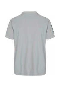 Polo gris en coton, doté d'un col classique et de manches courtes, avec un design simple sans motifs ni accents visibles.