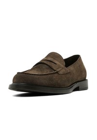 Brune ruskinds loafers med en glat tekstur, der har en syet detalje over vampen og en lav sort gummisål.