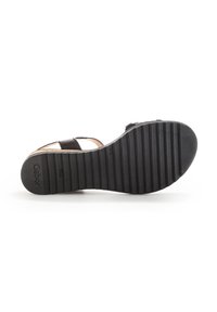 Sort sandal med en tekstureret gummisål, der har et stropdesign og en fodseng i naturlæder. Mærket "Gabor" på sålen.