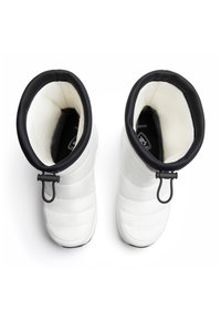 Bílé zateplené boty s prošívanou texturou, černými detaily a smyčkou na stažení. Měkká podšívka a gumová podrážka pro lepší přilnavost a odolnost.