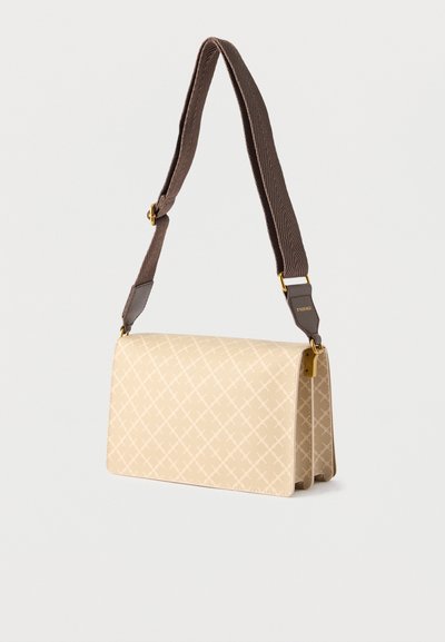 Μπεζ τσάντα χιαστί με μοτίβο σε σχήμα διαμαντιού και φαρδιά καφέ ρυθμιζόμενη υφασμάτινη λουρίδα με μεταλλικά στοιχεία σε χρυσό τόνο.