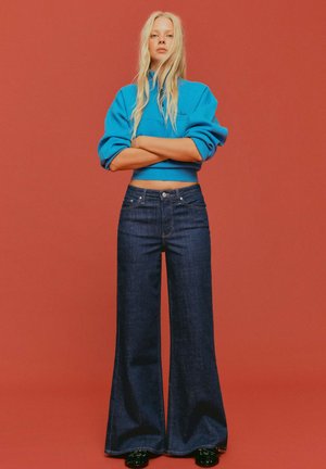 Bershka, HIGH-WAIST WIDE-LEG - JEANS - Wide Leg - royal blue