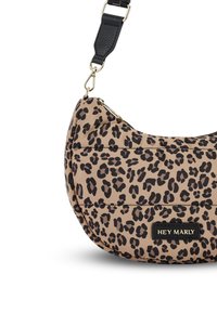 Braune halbmondförmige Handtasche mit schwarzem Leopardenmuster, schwarzem verstellbarem Trageriemen, goldenen Beschlägen und "HEY MARLY"-Etikett auf der Vorderseite.