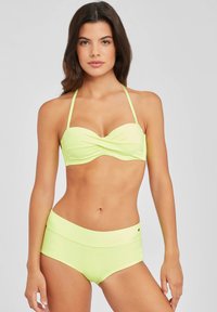 Světlá žlutá bikiny souprava s zakrouceným bandeau vrškem a vysokým pasem ve hladkém materiálu, která se vyznačuje elegantním designem a minimálním počtem kovových částí.