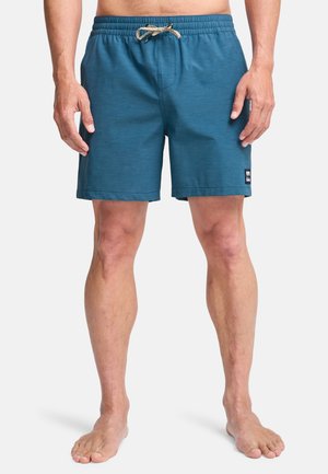 Costume da bagno da uomo di colore verde acqua, realizzato in tessuto leggero. Dotato di una vita elasticizzata con coulisse e una piccola patch con logo sul lato.