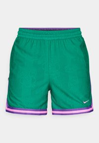 Pantalones cortos deportivos verdes con un patrón texturizado, con tiras moradas y rosas en el dobladillo, cinturilla elástica y detalle del logo de Nike.