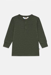 Langärmliges, dunkelgrünes Shirt für Kleinkinder mit zwei vorderen Knöpfen und gerippten Bündchen, flach auf einem weißen Hintergrund ausgelegt.