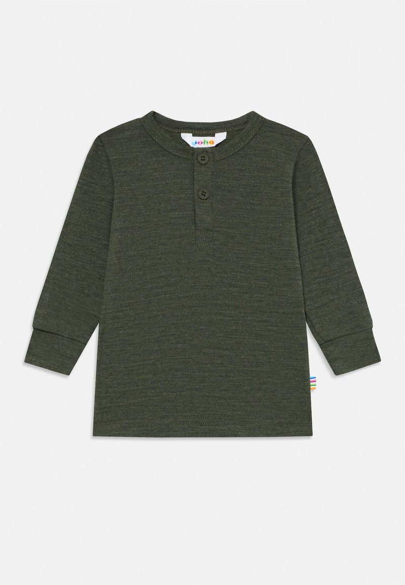 Langärmliges, dunkelgrünes Shirt für Kleinkinder mit zwei vorderen Knöpfen und gerippten Bündchen, flach auf einem weißen Hintergrund ausgelegt.