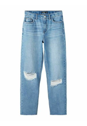 Jasnoniebieskie jeansy denimowe o prostych nogawkach z przetarciami na obu kolanach, w stylu z pięcioma kieszeniami i zapięciem na guziki.