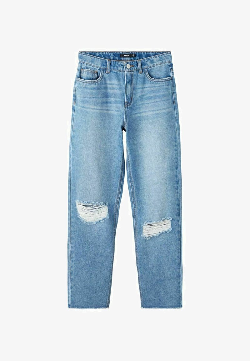 Jean en denim bleu clair avec jambes droites et déchirures usées aux deux genoux, doté d'un style cinq poches et d'une fermeture boutonnée.
