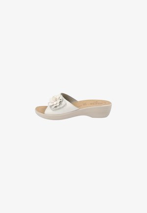 Sandalo zeppa bianco con punta aperta e suola imbottita, con un motivo floreale decorativo sulla fascia larga.