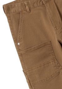 Pantalones de algodón marrón con un diseño de pierna recta, bolsillos visibles y detalles de costura sutiles. Tejido duradero con una textura suave.
