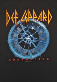 Zwarte t-shirt met een blauwe graphic die lijkt op een gebroken glaspatroon, met de tekst "DEF LEPPARD" in het rood en "ADRENALIZE" daaronder in het wit.